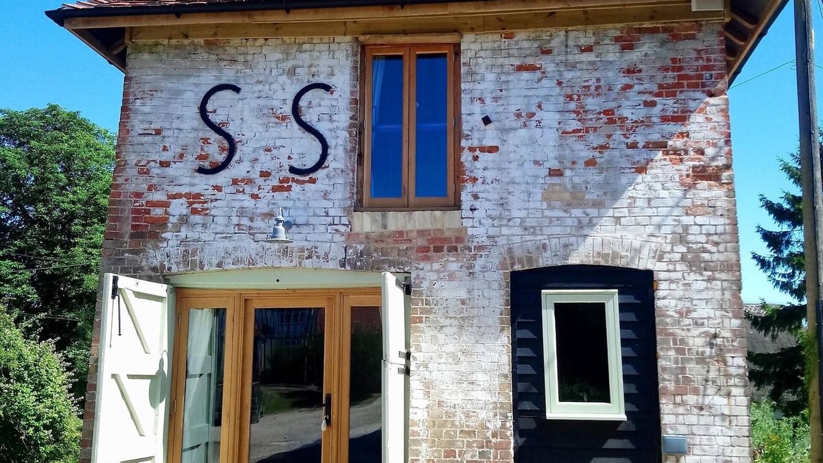 The Pelhams House | Unique self-contained 1bed Grade II Listed Dovecote/Farm Barn