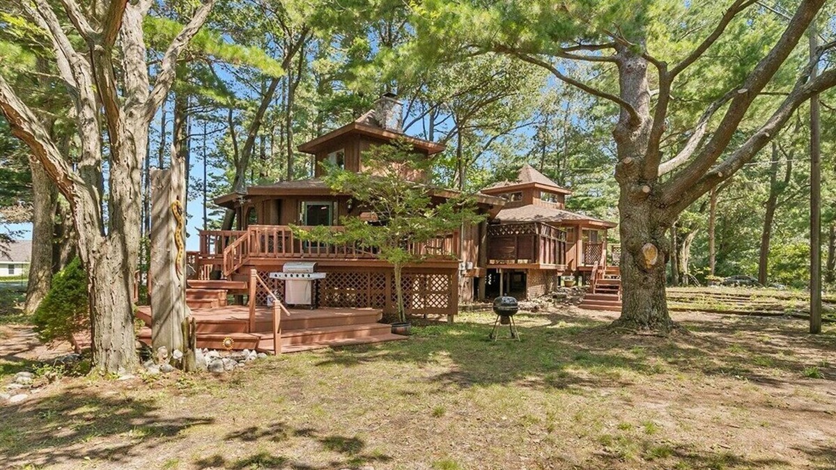 Silver Lake House | Unique, Silver Lake Tree House in popular beach town. It's one of a kind.