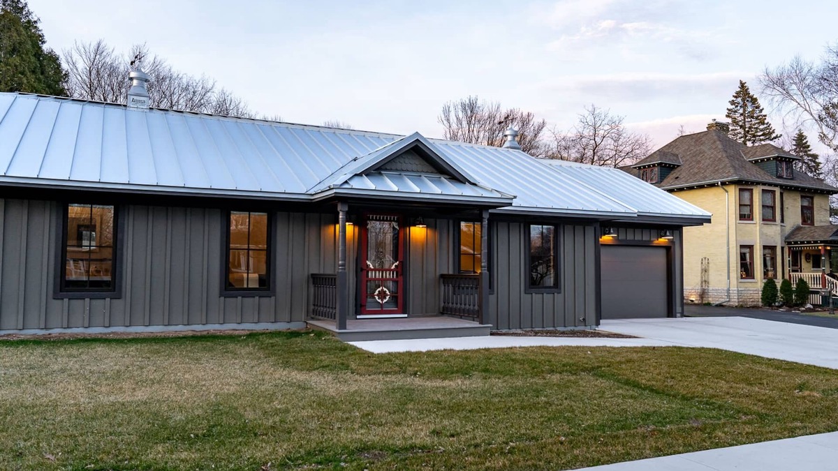 Manitowoc House | 𝗨𝗻𝗶𝗾𝘂𝗲 𝗦𝘁𝗮𝘆 at the Carriage Haus
