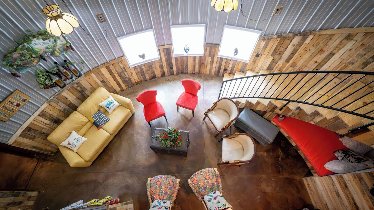 Mount Sterling Bed & Breakfast | Unique Stay in Hermann Grain Bins Guest Grain Bin Foghorn Leghorn