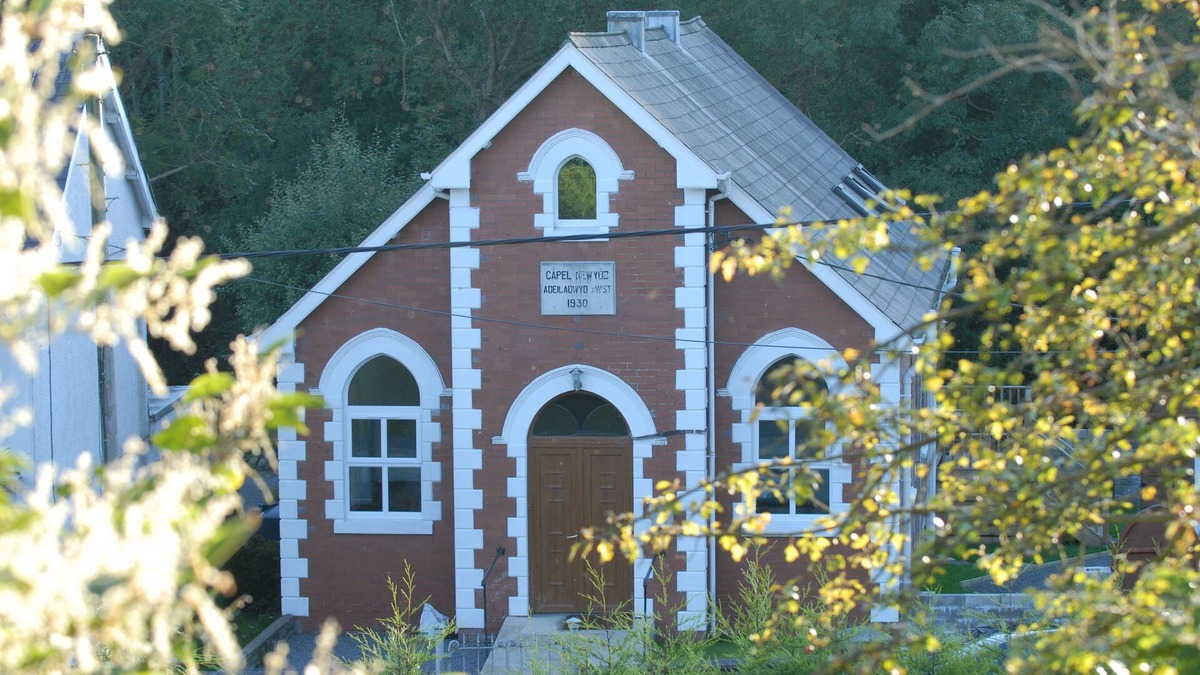 Cwm-twrch Isaf House | Unique Step Free 5 Bedroom Holiday Home Enclosed Garden fit for large families