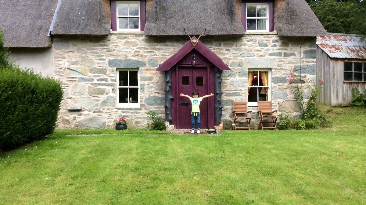 Aberfeldy Cottage | Unique thatched cottage ,restored to highest spec in gorgeous countryside