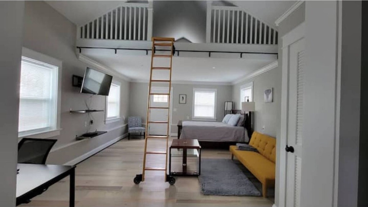 Silver Spring House | Unique Tiny House Studio [With Chickens] Near I-95, FDA, DC, VA