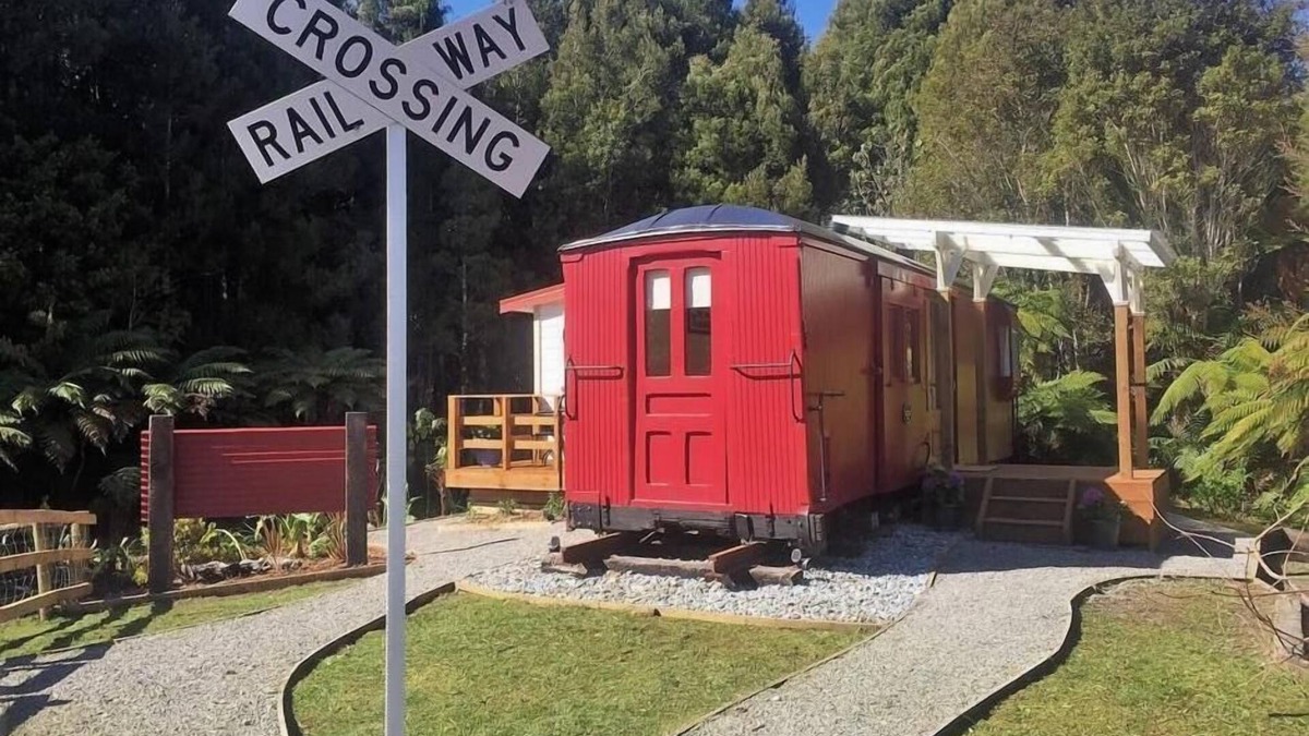 Greymouth Cottage | Unique Train carriage 100+ years old - Te Pahika