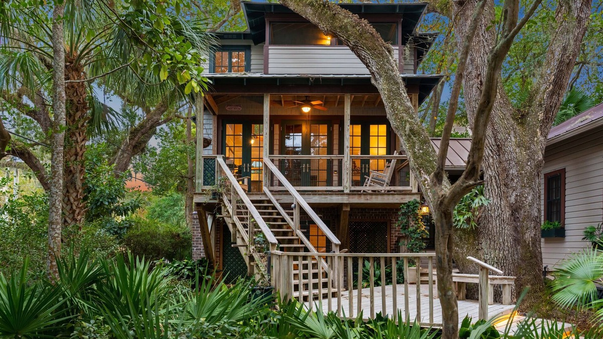 King City House | Unique Treehouse near the Village sleeps 6 guests