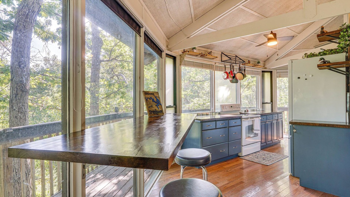 Village of Four Seasons Cottage | Unique Treehouse Hideaway Near Lake of the Ozarks