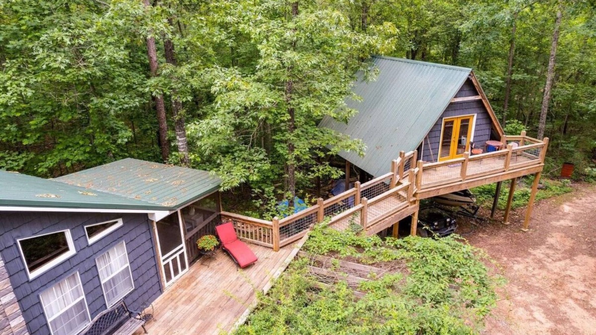 Lineville Cabin | Unique Treehouse-Separate Space for Teens! Fire pit,WIFI,Kayak-300 yds to Lake