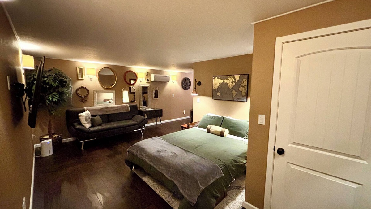 Damascus Apartment | Unique Underground Speakeasy With Hot Tub