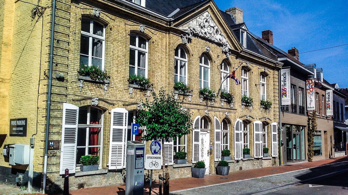 Poperinge House | Unique vacation home (26 pers) with multipurpose room and garden