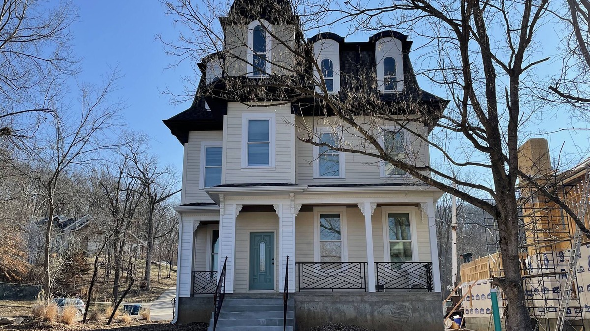 Ballwin House | Unique Victorian Experience Near Everything