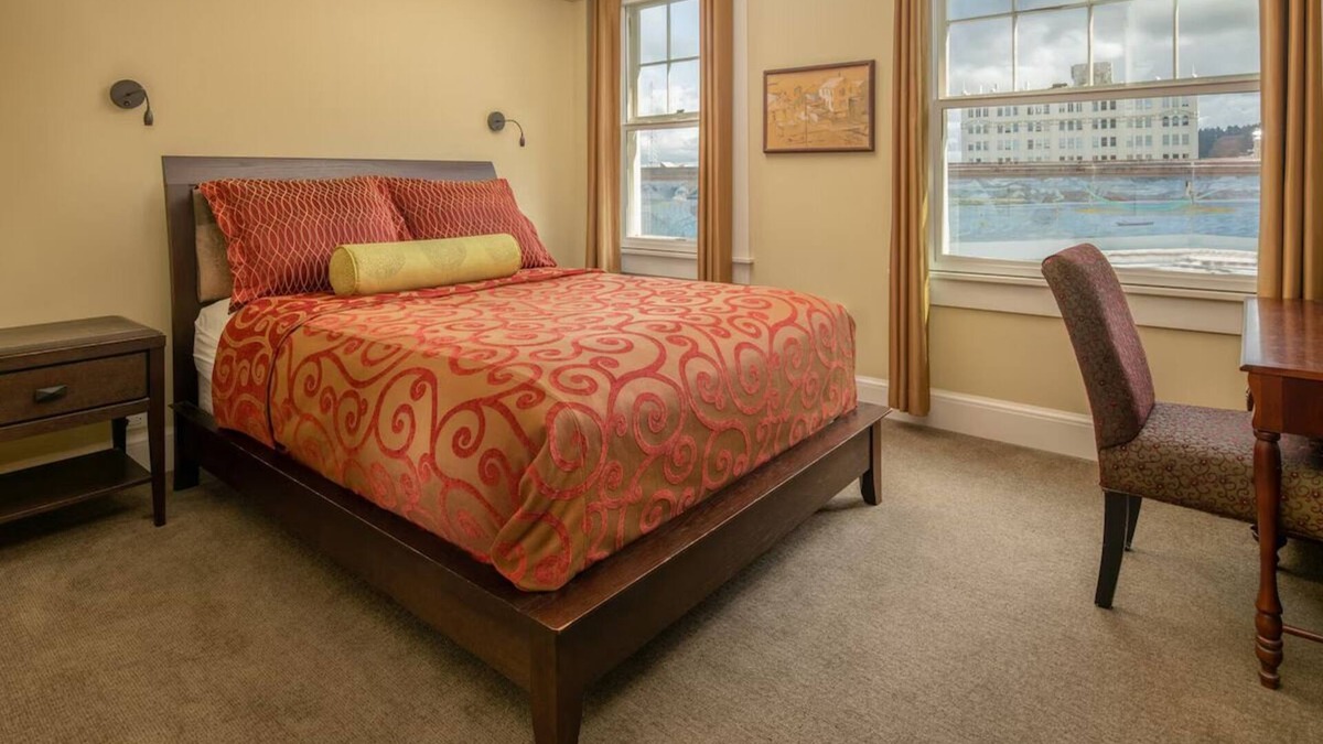 Astoria Hotel | Unique Victorian Room w/Heated Bathroom Floor & Rooftop Views in Downtown
