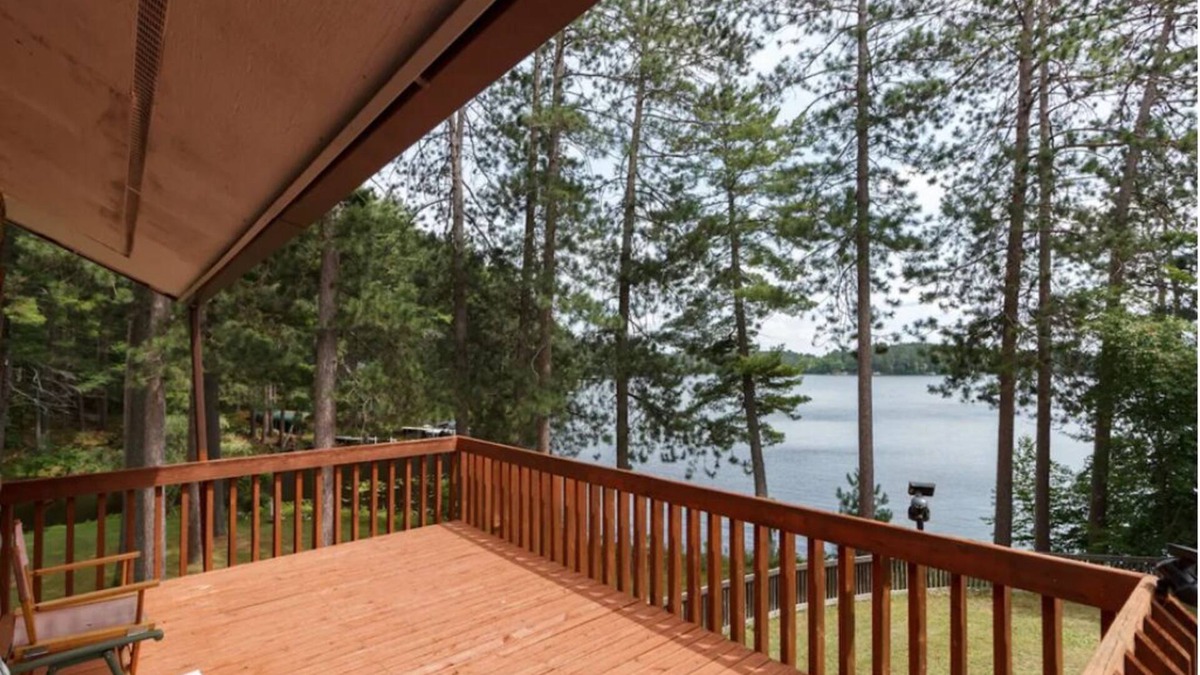 Tomahawk Cabin | Unique Waterfront Cabin In Tomahawk - 5 bedrooms available