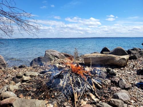 Howe Island House | Unique waterfront house with private beach