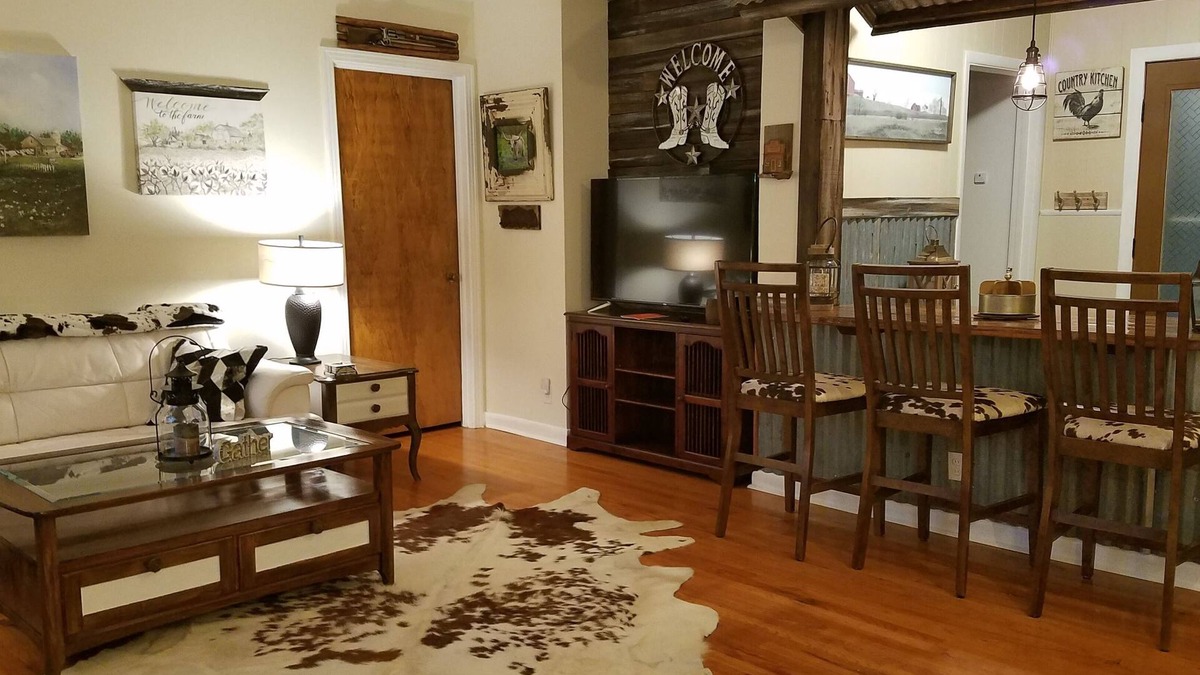 Landon Branch House | Unique Western Flair, Close to EXTRACO, SILOS, Shopping, EATERIES, 3min LAKE!
