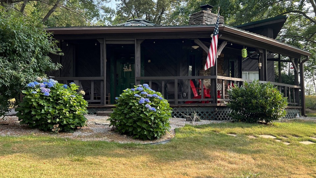 Monticello Cottage | Uniquely styled octagon shaped home. Just 2 miles to the lake