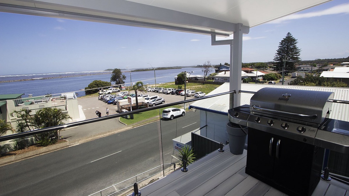 Harrington Apartment | UNIT 2 OPPOSITE BEACH, RIVER ,HOTEL,CLUB,WALKING DISTANCE TO ALL VENUES ETC.n
