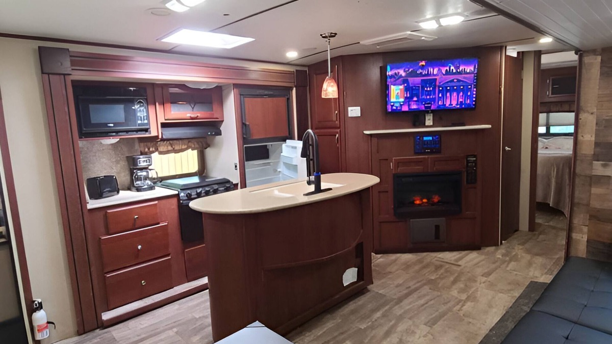 Monticello House | Unit #2 RV (Reggae Reef Villa)