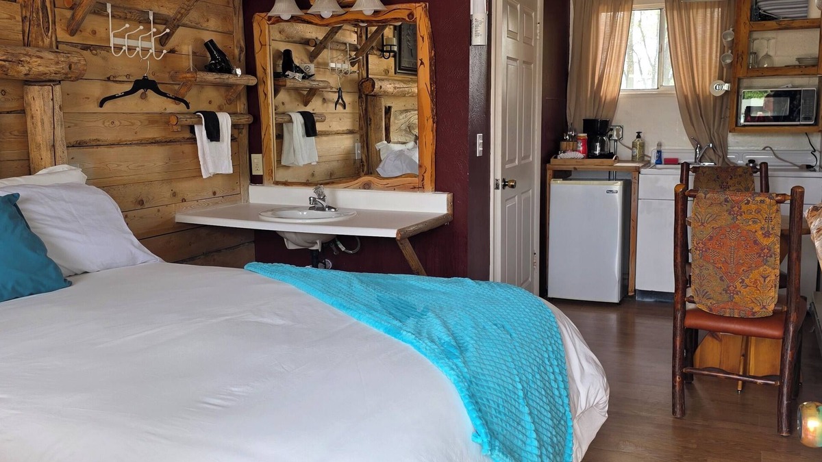 Cedaredge Cabin | Unit 6 at the Cedaredge Lodge – "Where Quiet Moments Become Lasting Memories”