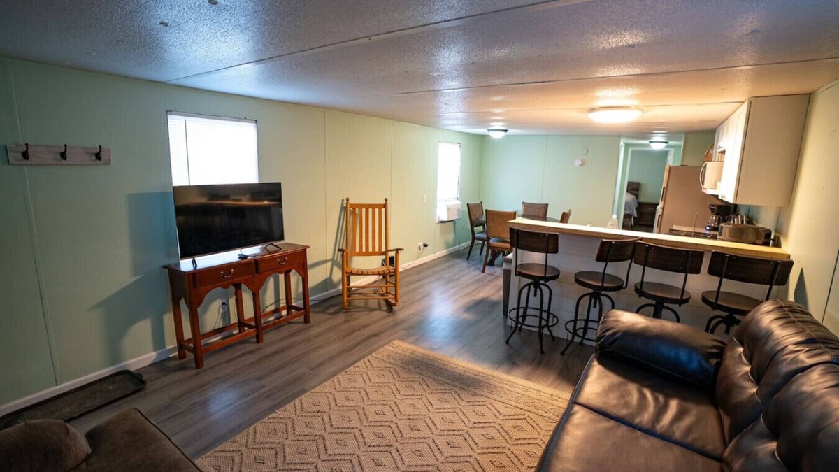 Newtown House | Unit B: 20 Sec Ride to Trails, Sleeps 10. King