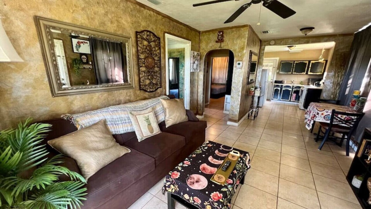 Windermere House | UNIT B · Lakeside Boho Bungalow in Windermere, 1GB WiFi