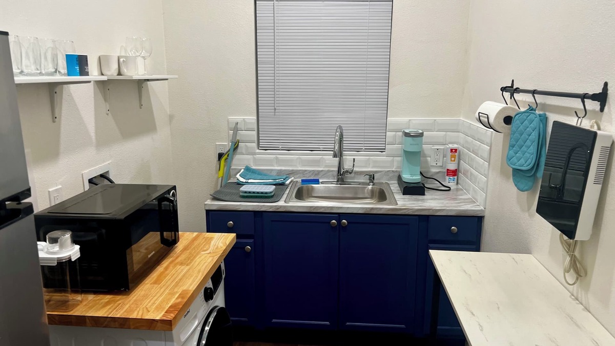 Canoga Park House | Unit B - Near UCLA WH, Kaiser, Dignity, Cedars Providence, RAMS & More
