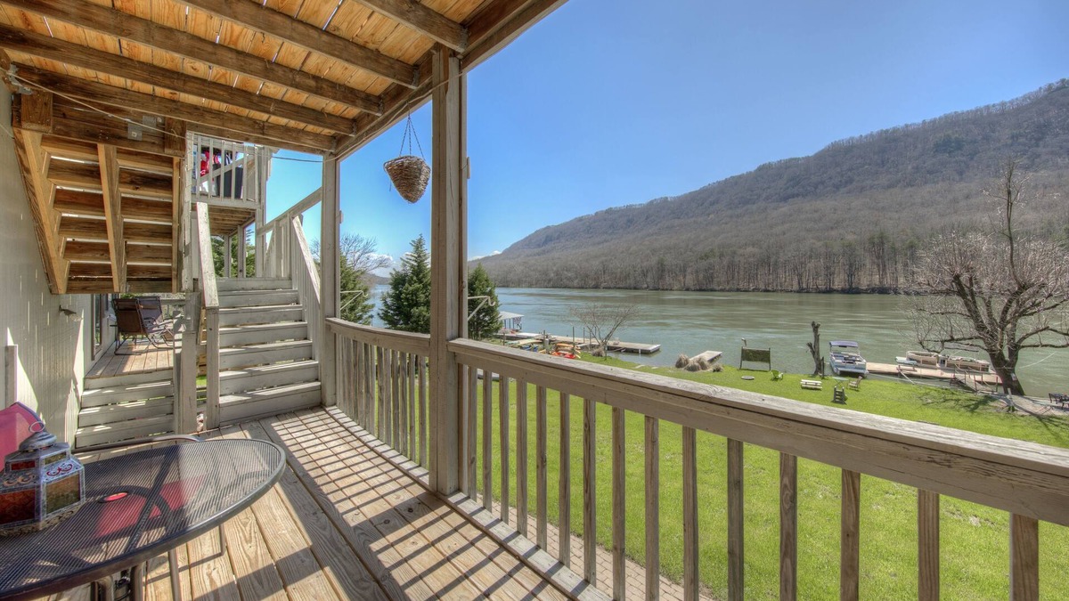 Chattanooga Condo | Unit C 10 Mins to Downtown! River Front Vacation W/Water Access