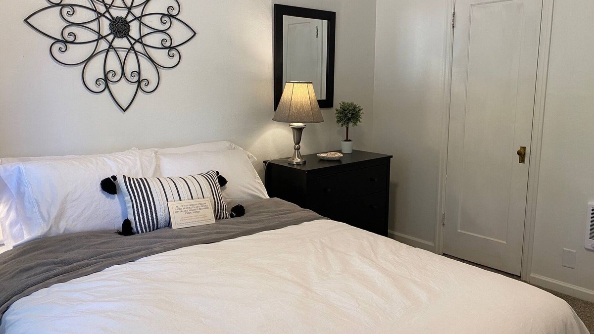 West Salem Apartment | Unit D Manor House Month to Month