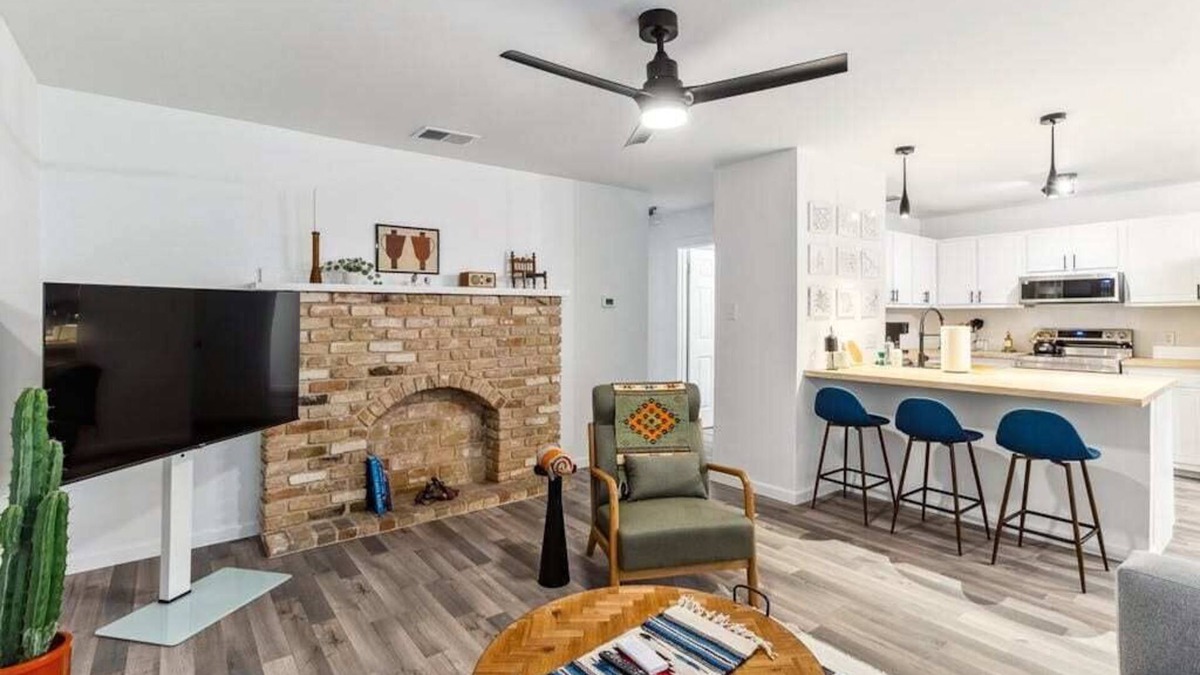 St. Edwards Apartment | Unit D Willowrun · 2 bedroom SoCo retreat | Sleeps 6 | Free PRKG
