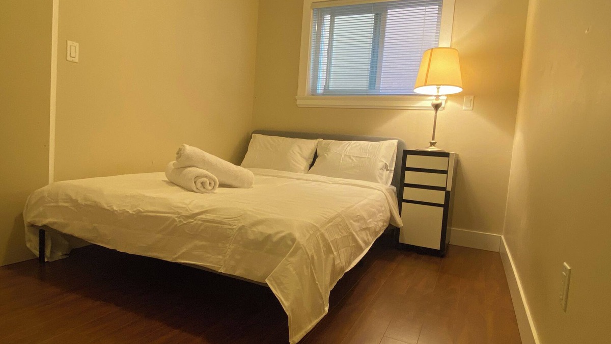Fraserview House | Unit O - Cozy 1 Bedroom Suite
