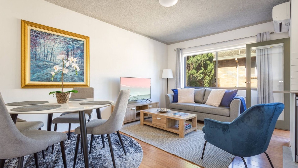 Neutral Bay Apartment | Unit With Balcony, Backyard and Parking Near Shops