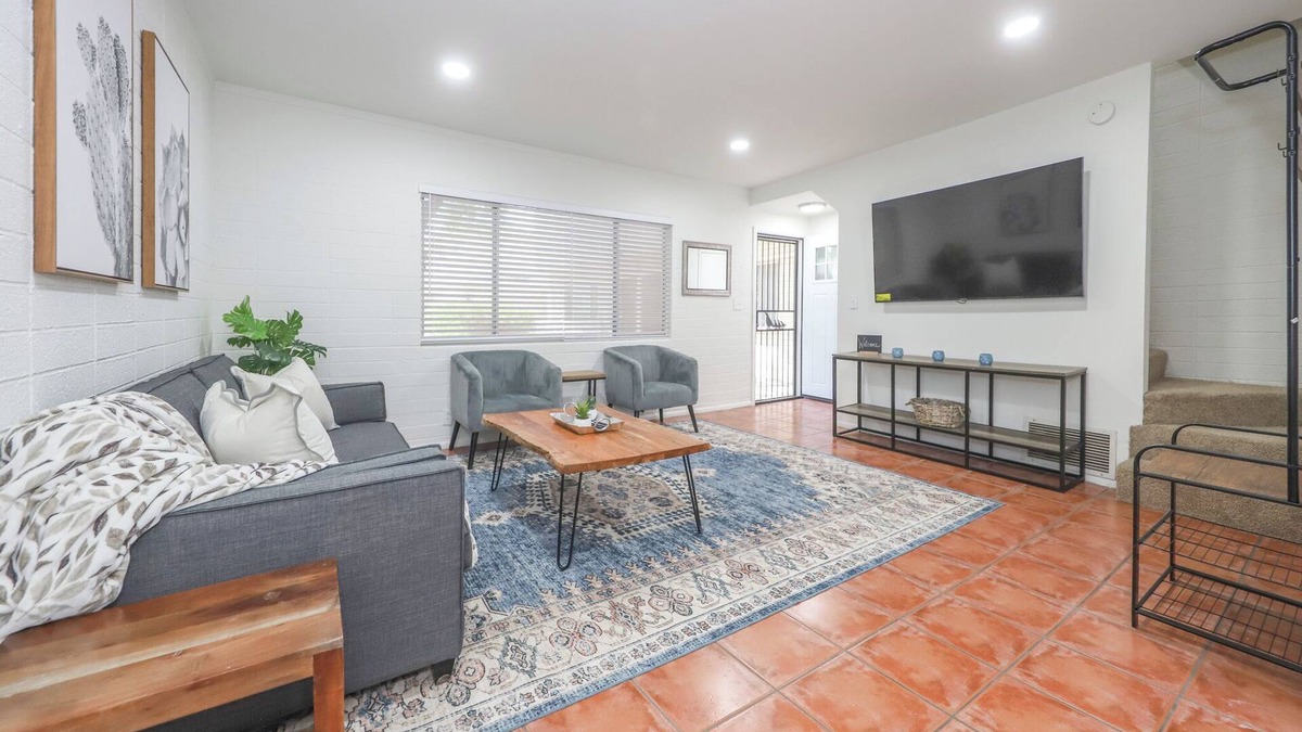 West University Condo | University 2bdrm Condo in Prime Location, walk to shops, food and the UofA!