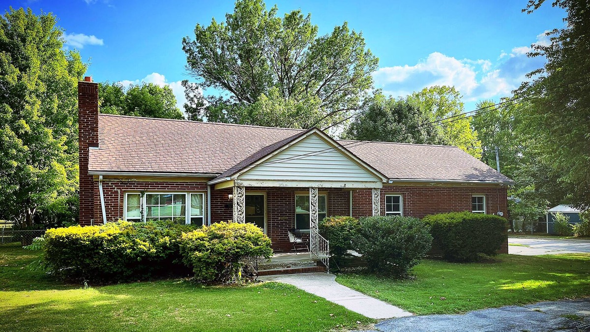 Pittsburg House | University campus vacation home - with massage chair and game room!
