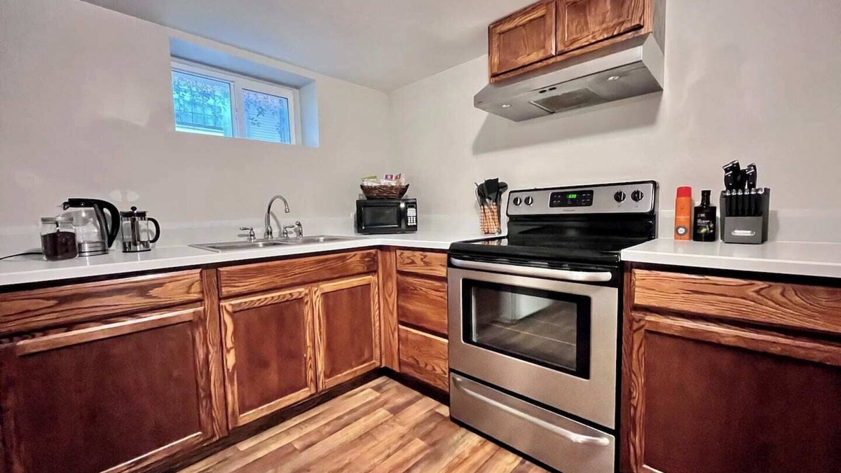 University District Apartment | University Cottage Suite | Block to UM & River