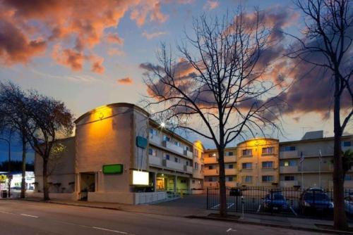 Southwest Berkeley Hotel | University Inn & Suites Berkeley