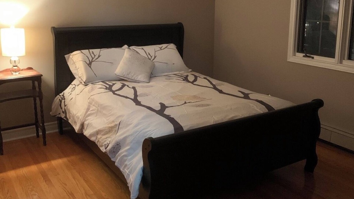 Guelph House | University of Guelph-2km nDetached home on a private cul de sac, 2500 sq ft.