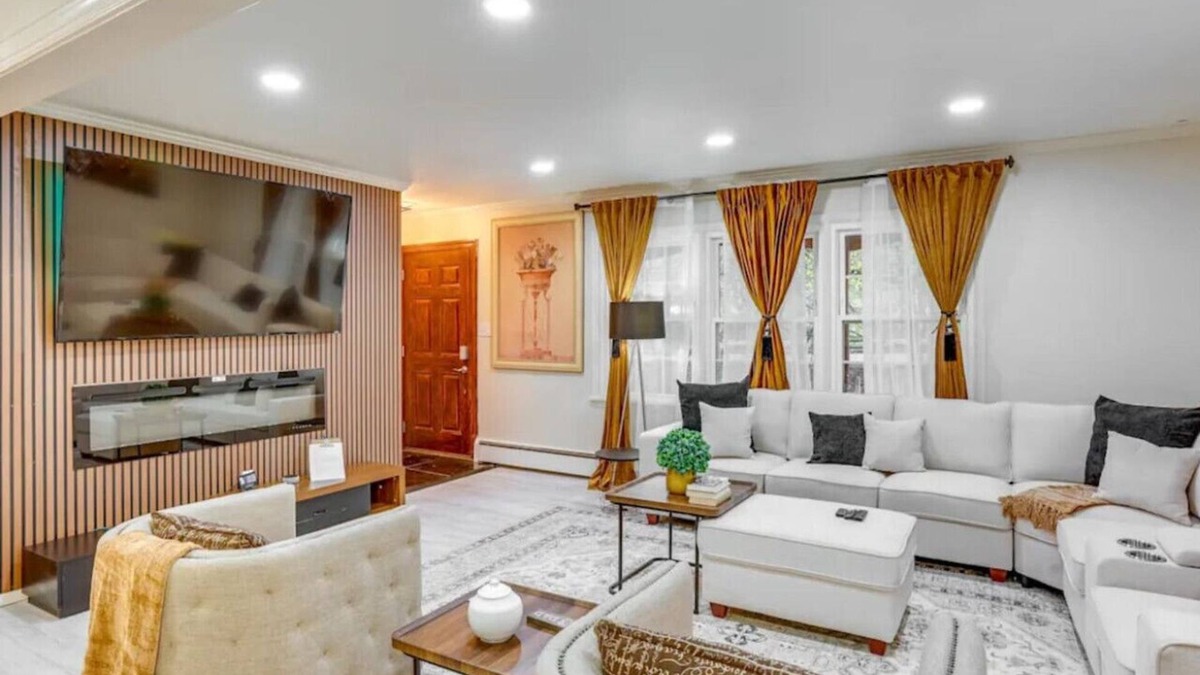 Lewisburg House | University Villa near Bucknell with Pool