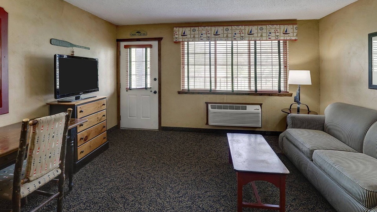 Peoria Hotel | Unleash Adventure! Stylish Lodging Blocks Away from Illinois River Valley