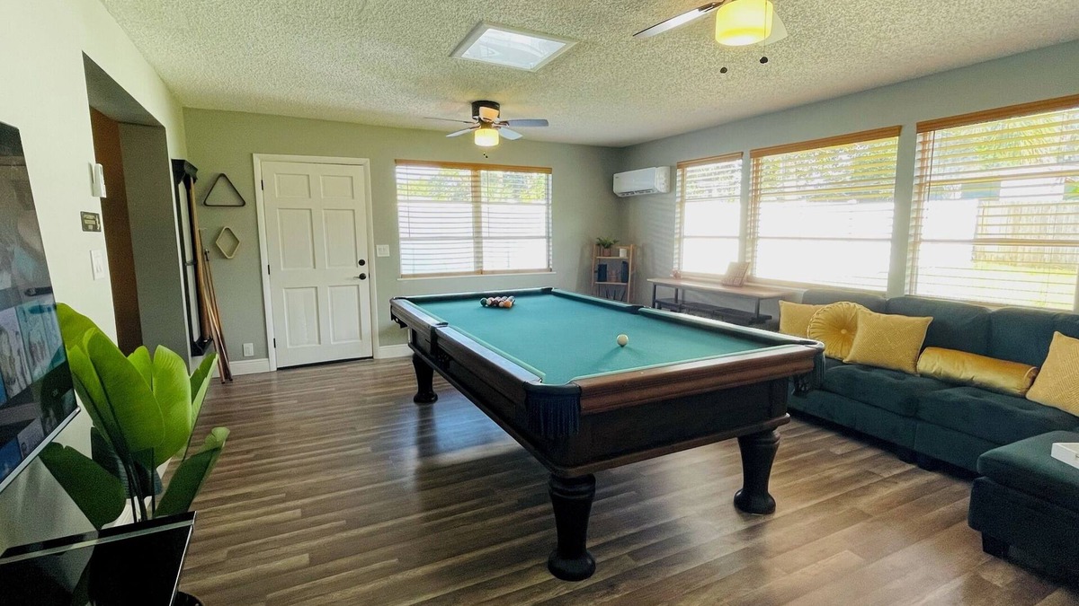 Harbor Oaks Bay Shore House | Unleash the Fun: Kayaks, Pool Table, Fishing Poles, and Ping Pong Table, Smoker