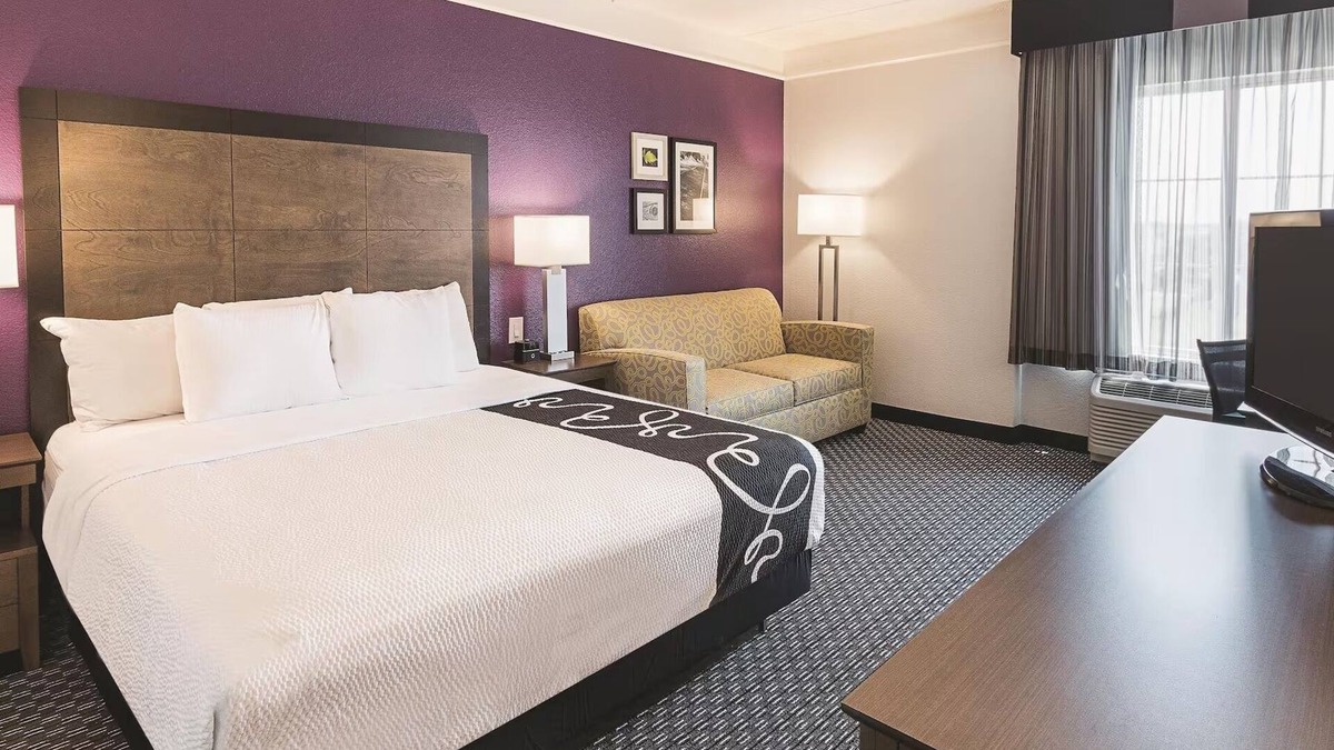 Arlington Hotel | Unleash Your Inner Explorer: Stay Close to Arlington's Best & Brightest!