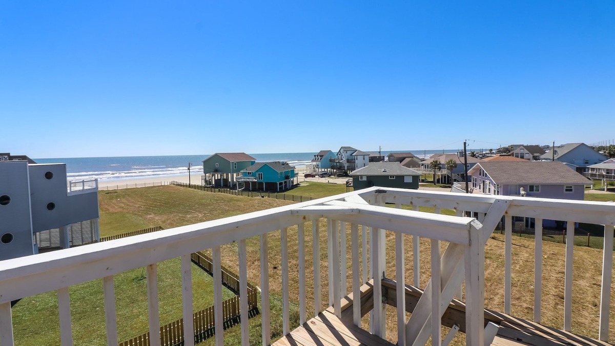 Galveston House | Unobstructed Gulf views. Beachfront, 2nd row. Pets welcome. King bed. Sleeps 8