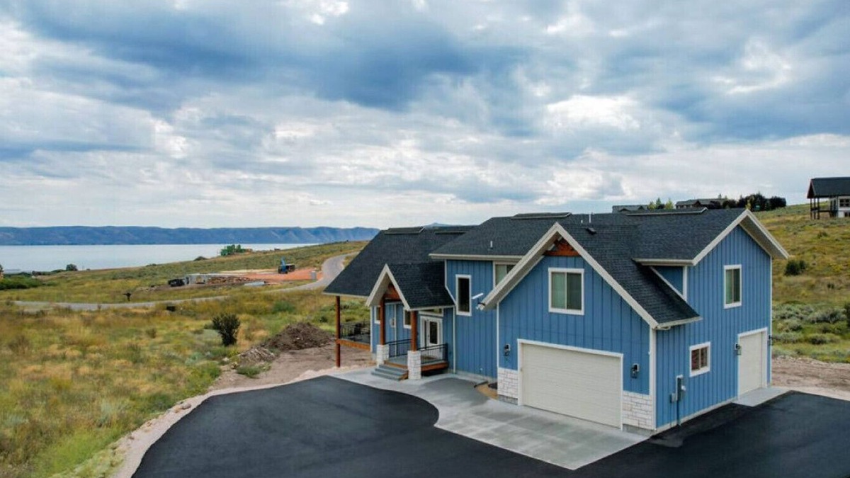 Fish Haven House | Unobstructed Lake Views! Bunk Room w/Video Games! Ping Pong & Foosball! Extra Fridge & Freezer Space!
