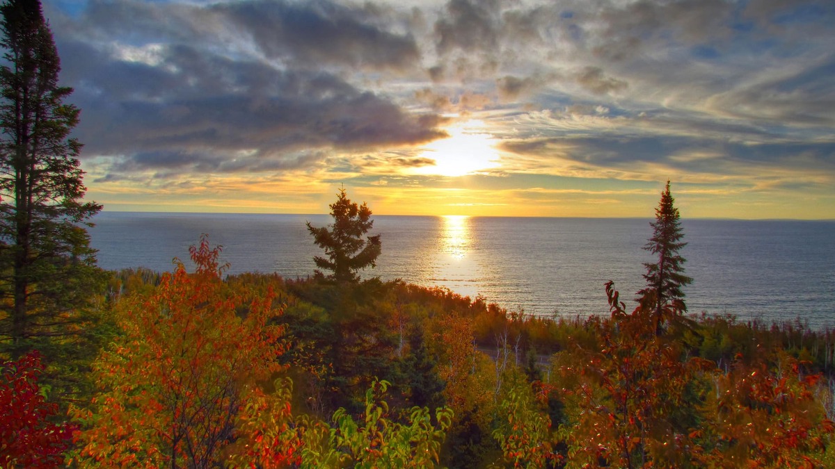 Beaver Bay House | Unparalleled 180-degree Views of Lake Superior, 400 feet above the water!