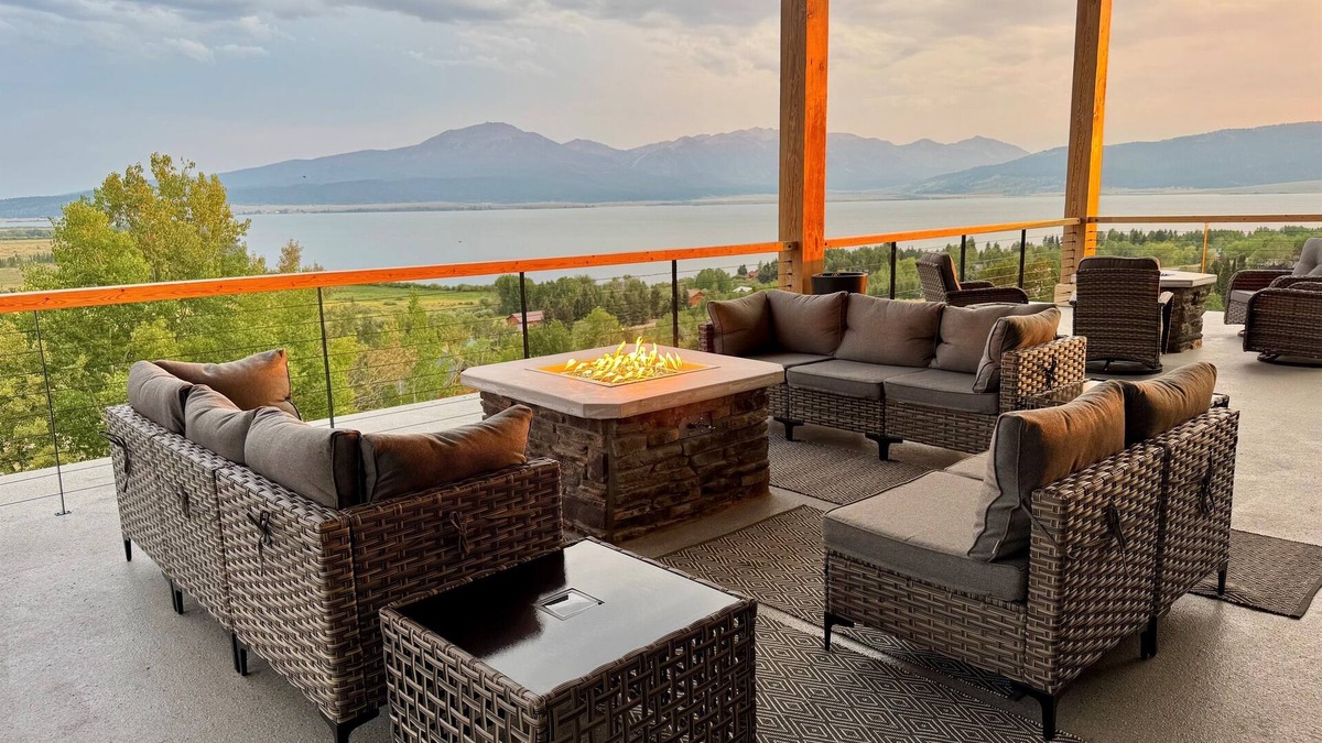 Island Park House | UNPARALLELED Elegance, Dramatic Mountain/Lake Views! 20 Mins to Yellowstone NP!