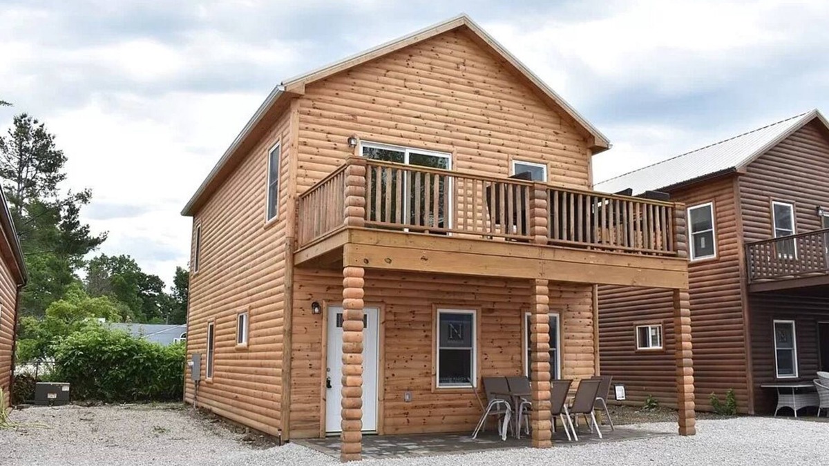 Ashtabula Cabin | Unplug and unwind at this cottage on Lake Erie bluff