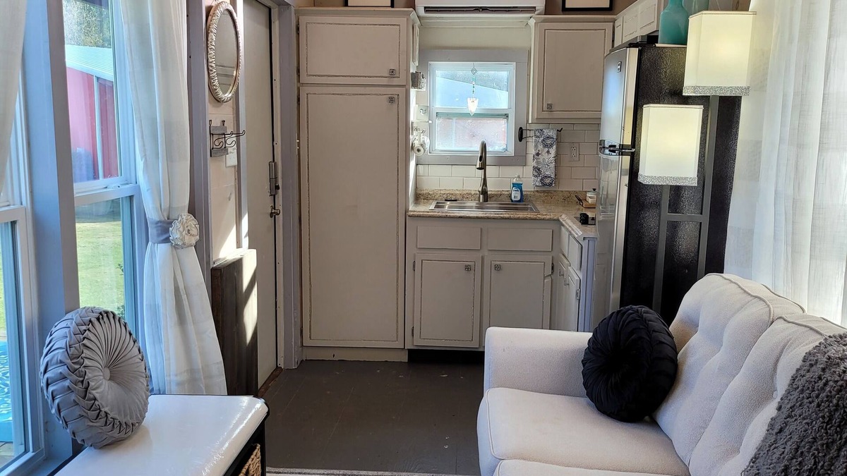 Georgia Coast House | Unplug and unwind in this tiny home featured on Season 1 HGTV Tiny house hunter.