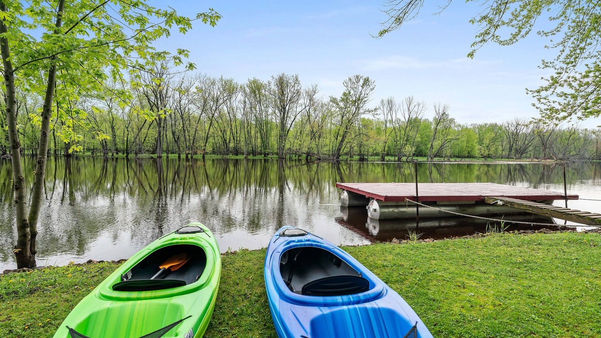 Weyauwega Cottage | Unplug at RIVER RUN—Secluded, Waterfront, Kayaking
