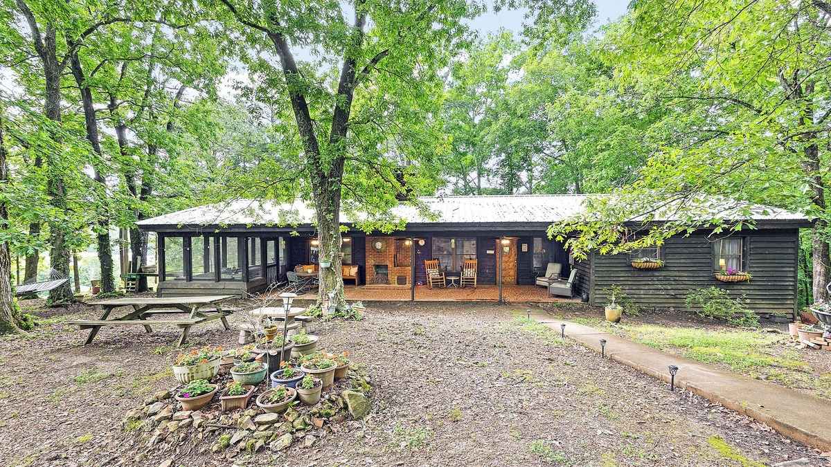 Parsons Cabin | Unplug & Relax at our Tennessee River Cabin Getaway - Hunt, Fish, & see BIGFOOT!
