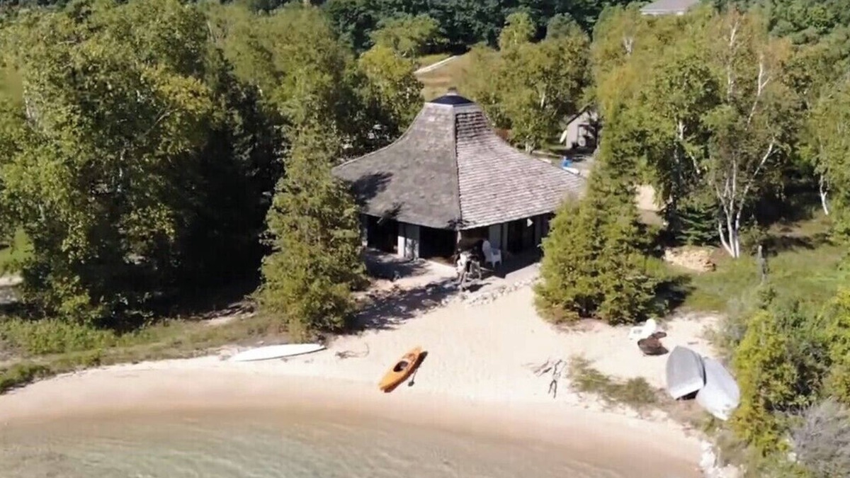 Lake Township Cabin | Unplug, Unwind, and Escape at Lwardcove's private beach!