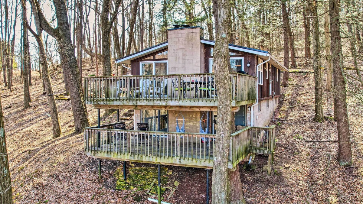 Queen Cabin | Unplugged Mountain Retreat with Porch Swings!
