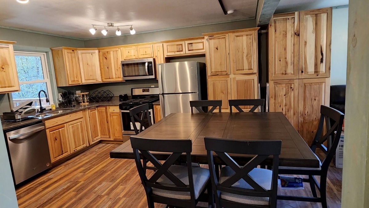 Helvetia Cabin | Unterwalden NEW HotTub Firepit SmartTVs Full Kitchen Mt Hideaway Trout Stream